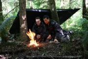 Tom Arnold (l.), Bear Grylls