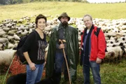 WDR Fernsehen MIT BOCK DURCHS LAND, "Folge 6 Vier Beine sind besser", am Mittwoch (24.06.15) um 21:00 Uhr.
Isabel Varell und Kalle Pohl (r) ziehen mit Schäfer Mailk Randolph (M) durchs Land.