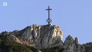Das Chiemgau-Kreuz mit Gedenktafeln auf dem 1.664 Meter hohen Gipfel der Kampenwand.