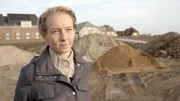 Katja Just vor der Baustelle der Warftverstärkung. Jede Bauverzögerung bringt Unsicherheit: Kann die Warft fertiggestellt werden, ehe die Stürme kommen?