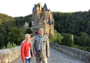 Anna Lena Dörr mit Karl Graf zu Eltz vor der Burg, die seit 33 Generationen im Besitz  seiner Familie ist.