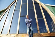 Kevin McCloud vor dem Recycled Timber-framed House in Herefordshire.