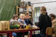 In der alten Scheune rauscht der gasbetriebene Heizstrahler, fröhliches Stimmengewirr liegt in der Luft. Viele Hände, alte und junge, nageln, stricken, kleben. Es ist Bastelnachmittag im Generationenhof in Lindennaundorf bei Leipzig.