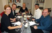 V.l.: Marta, Sven, Gastgebern Ute, Michael und Dominik.