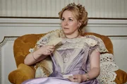 Clarissa von Straaten (Jasmin Schwiers) ist seit Kindertagen Ottilies beste Freundin und genau wie sie eine starke und selbstbewusste Frau.