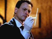 Detective Mac Taylor (Gary Sinise) findet am Tatort Papierfetzen, die ihn zum Tatverdächtigen führen.