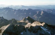 Eine faszinierende Gebirgslandschaft im Sonnenschein: Blick auf die Allgäuer Berge aus der Vogelperspektive.
