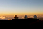 Die beiden Teleskope des W. M. Keck Observatoriums auf dem Vulkan Mauna Kea in Hawaii, installiert auf einer Höhe von 4.145 Metern, waren bis 2007 die größten optischen Teleskope der Welt.