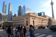 Innenstadt Toronto mit Bahnhof und CN Tower.