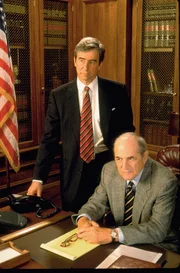 L-R: Jack McCoy (Sam Waterston) und Adam Schiff (Steven Hill)