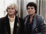 Cagney (Sharon Gless, r.) und Lacey (Tyne Daly) werden beide mit Aids konfrontiert: Ein kleines Mädchen wurde durch eine Bluttransfusion infiziert.