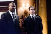 "Brooklyn Nine-Nine", "Wohltätigkeitsball der teuflischen Gedärme." Jakes Beziehung mit der hübschen Pflichtverteidigerin Sophia steht auf der Kippe. Seit die zwei ein Paar sind, stagniert Sophias Karriere. Ihrem Boss Geoffrey Hoytsman sind Cops ein Dorn im Auge. Während Sophia für eine Beziehungspause plädiert, versucht Jake das Problem auf seine Weise zu lösen: indem er Geoffreys Sympathie gewinnt. Das geht solange gut, bis er ihn beim Drogenkonsum erwischt. Indes erhält Holt die Chance, sich an seiner Erzfeindin Wuntch zu rächen. Von ihm hängt es ab, ob sie befördert wird.Im Bild (v.li.): Terry Crews (Terry Jeffords), Andy Samberg (Jake Peralta).