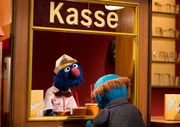 Klein, mittel oder groß? Kinobetreiber Grobi (li.) kennt sich aus.