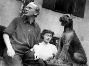 Bild kann für alle sechs Folgen eingesetzt werden: Gisela Heller mit ihrem Mann und ihrem Hund.