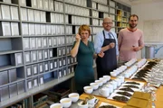 Ein Teeverkoster probiert pro Tag über 100 verschiedene Sorten. Die "X:enius"-Moderatoren Dörthe und Pierre dürfen "mitschlürfen".
