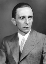 Für die Nazis und Propaganda-Chef Joseph Goebbels (Foto) waren Filme und Schiffe die wichtigsten Waffen im 2. Weltkrieg. Warum war der Film über "die deutsche Titanic" für Goebbels besonders wichtig? Denn im Kino konnten die Nazis ihre Botschaften an Millionen Menschen verbreiten...