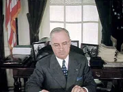PHOENIX 200 TAGE FÜR DEN NEUBAU DER WELT TEIL 2, "Von Berlin nach Hiroshima", am Freitag (10.08.12) um 00:50 Uhr.
Harry S. Truman in seinem Büro, 1945