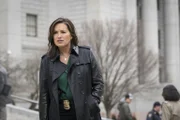 Benson (Mariska Hargitay) muss einen alten Fall neu aufrollen, nachdem das Opfer aussagt, doch nicht von ihrem Vater vergewaltigt worden zu sein. Sitzt der Mann etwa schon jahrelang unschuldig im Gefängnis?