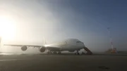 Ein Riese im Nebel. Von der Elbe ziehen immer wieder Nebelwände über das Airbus-Gelände.