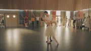 Lena (Jessica Lord) soll mit Max (Rory J. Saper) in dem Ballettstück "La Fee" tanzen. Doch in den Proben versagt sie kläglich.Â