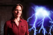 Mit Hilfe von Hochgeschwindigkeitskameras ist Helen Czerski seltenen Blitzarten auf der Spur.