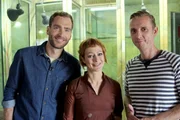 Die „Xenius“-Moderatoren Pierre (li.) und Dörthe (Mi.) mit Primatenforscher Daniel Hanus (re.) vor dem Affengehege.
