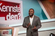 Moderator Nelson Müller in der Kulisse von "Kennste den?"