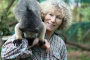 Baumkänguru-Männchen Jeffrey holt sich Futter bei Margit Cianelli. Die gelernte Tierpflegerin päppelt Kängurus auf.