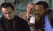 Die beiden Detectives Briscoe (Jerry Orbach) und Green (Jesse L. Martin, r.) müssen Donald Albers (David Pittu, l.) mitteilen, dass sein Partner ermordet wurde.