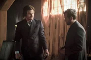 Oliver (Stephen Amell, l.), Bratva (Christopher Rosamond)