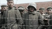 Le nombre de prisonniers de guerre croît durant le conflit, passant de quelques centaines de milliers de soldats en 1915 à près de 6.6 millions en 1918. Ici, des prisonniers allemands aux mains des français
