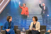 Moderatorin Sandra Maischberger im Gespräch mit Malu Dreyer (l, Ministerpräsidentin Rheinland-Pfalz).