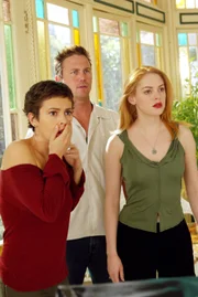 CHARMED "The Sword and the City" (Episode #608) Image #CH608-3081 Pictured (left to right): Alyssia Milano as Phoebe Halliwell, Brian Krause as Leo Wyatt, Holly Marie Combs as Piper Halliwell Photo Credit: c The WB/Mitchell Haddad