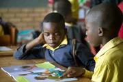 Mit einem Comic bringt man Kindern in Südafrika bei, wie sie sich vor der Krankheit Malaria schützen können.