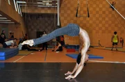 SPIEGEL TV Wissen 2014 02 Februar/Zirkus auf dem Stundenplan/artistik_handstand_02