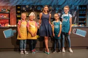 Helferlein Emma, Chiara, Moderatorin Julia Furdea, Paula und Helferlein Eva (v.l.)
