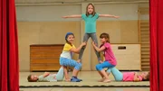 Die 6-jährige Finja ist ein Sesamstraßen-Talent. Sie kann Akrobatik. Richtig toll sieht das aus, wenn sie zusammen mit den anderen Kindern turnt und Pyramiden baut – auf der Sesamstraßen-Bühne!