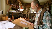 Bildhauer Bruno Karbacher entwirft Neujahrsgrußkarten.