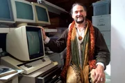 Dr. Bruce Damer, Computerhistoriker und –sammler, mit dem "Xerox-Alto". Dieser Computer gilt als Urvater der modernen PCs und führte bereits 1972 eine grafische Oberfläche ein.