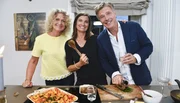 v.l.n.r.: Susanne Fröhlich (Schriftstellerin "Moppel ich" und Journalistin), Inka Schneider (Gastgeberin und Moderatorin), Jörg Pilawa (Moderator) kochen und talken in Inkas Küche.