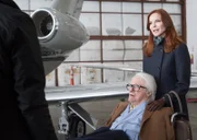 Charmaine Briggs (Marcia Cross) bringt ihren Mann, den preisgekrönten Autor Walter Briggs (Robert Vaughn), zu einem Privatflughafen. Will sie ihren Mann außer Landes schaffen?