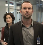 Nach und nach stellt sich heraus, dass jedes Teil des Tattoos auf dem Körper der unbekannten Frau (Jaimie Alexander, l.) auf ein Verbrechen hinweist, das zu lösen ist. FBI-Agent Kurt Weller (Sullivan Stapleton, r.) beginnt mit Hochdruck mit den Ermittlungen ...