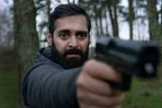 Iyad (Ardakan Esmaili) bekommt den Auftrag, Victoria und Oskar zu erschießen. Doch dies fällt ihm sichtlich schwer.