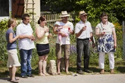 SWR Fernsehen LECKER AUFS LAND - EINE KULINARISCHE REISE - STAFFEL III, FOLGE 6, "Nach Oberschwaben zu Paula Weber", am Mittwoch (04.09.13) um 21:00 Uhr.
Paula Weber (re.) mit ihrer Familie auf dem Biolandhof Weber.