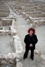 Dr. Joann Fletcher in den Ruinen der ehemaligen Arbeitersiedlung Deir el-Medina