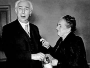 Elly Heuss-Knapp zusammen mit ihrem Mann Theodor bei der ersten Sammlung für das Müttergenesungswerk. (Foto, 1950)
