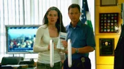 Im Kriminallabor löst eine schwefelige Substanz einen Alarm aus. Dr. Peyton Driscoll (Claire Forlani) und Detective Mac Taylor (Gary Sinise) ahnen Schlimmes.