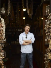 Die Serie mit Jamie Oliver ist ein einziges Abenteuer. In jeder Folge erforscht der Kult-Koch die Küche eines anderen Landes und macht dabei aufregende Entdeckungen. Zunächst lernt er in Marrakesch eine völlig andere Esskultur kennen. In Griechenland fischt er das erste Mal in seinem Leben mit einem Speer. In Andalusien kocht er die größte Paella der Welt und in Frankreich freundet er sich mit einem Trüffelschwein an. Auf seinen Reisen lernt Jamie Oliver zudem eine Reihe anderer Köche kennen, die unter ande