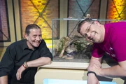 Dr. Markus Baur von der Reptilienauffangstation München und Elton (re.) sind entspannt, da die Klapperschlange sicher im Terrarium verschlossen ist.