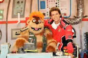 Gemeinsam mit seinem zottligen Assistenten Nelson macht sich Moderator Thomas Brezina in seinem animierten Wunder-Express "Wilde Lola" auf die Suche nach Dingen, die wie Wunder anmuten.